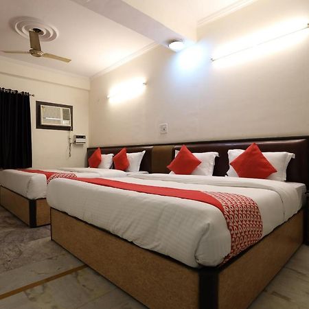 Oyo 60476 Hotel Silver Rooms Дели Экстерьер фото